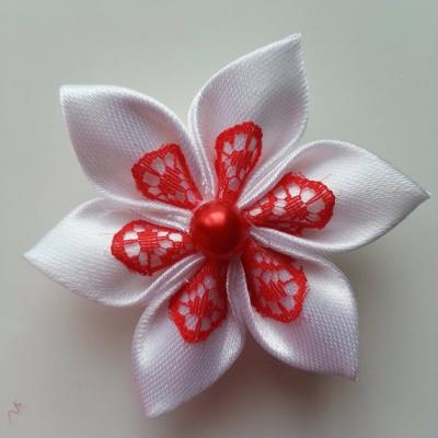 Fleur satin blanche et dentelle rouge 5cm