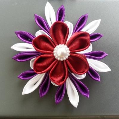 grande fleur de satin blanc , bordeaux  et violet 10/11 cm
