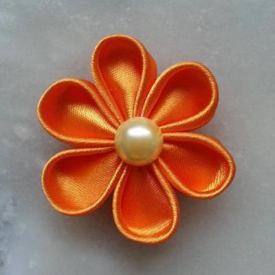 Fleur satin unie orange 5cm pétales ronds