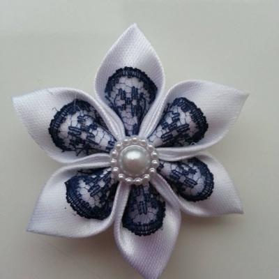 Fleur satin blanc et dentelle bleu marine  5cm