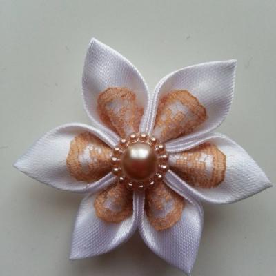 Fleur satin blanc et dentelle beige  5cm