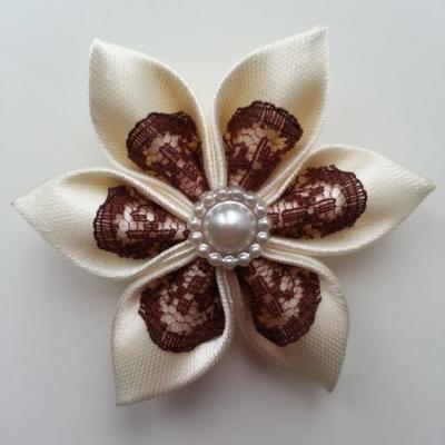 Fleur satin ivoire et dentelle marron 5cm