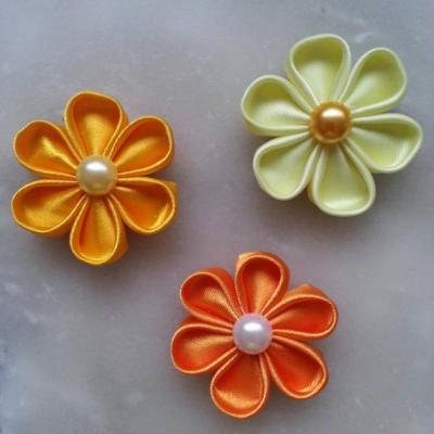 3 fleurs en tissu de   satin dans les tons jaune orange 5cm pétales ronds