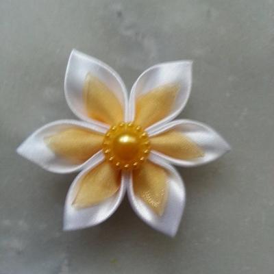 Fleur satin blanche et organza jaune 5cm