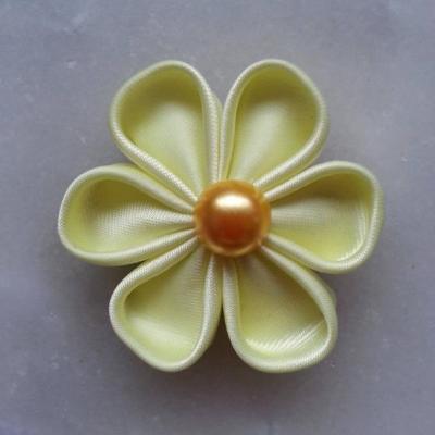 Fleur satin unie jaune  5cm pétales ronds