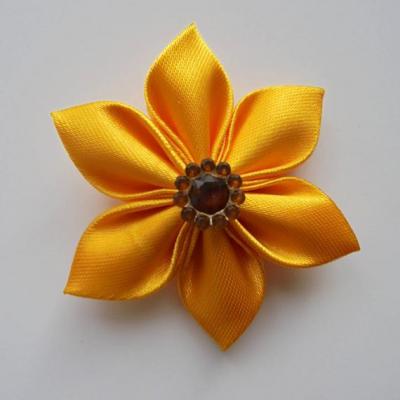 Fleur satin unie jaune orangé 5cm