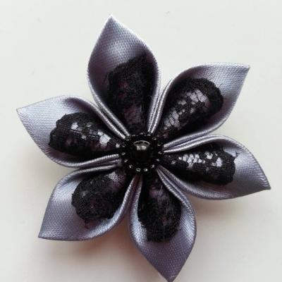 Fleur satin gris foncé  et dentelle noire 5cm