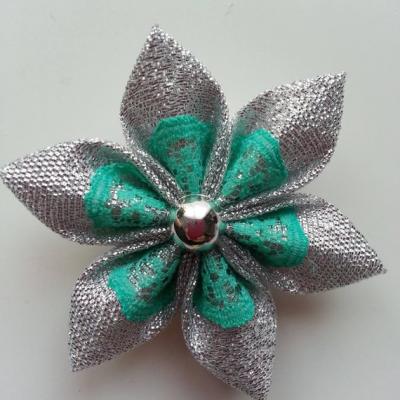 Fleur tissu argent et dentelle verte  5cm