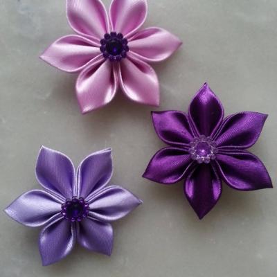 5 cm lot de 3 fleurs de satin dans les tons mauve / violet petales pointus