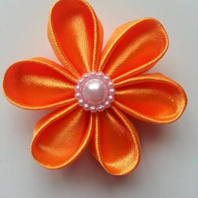 Fleur satin unie orange 5cm pétales ronds