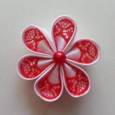 Fleur satin blanche et dentelle rouge 5cm ronde