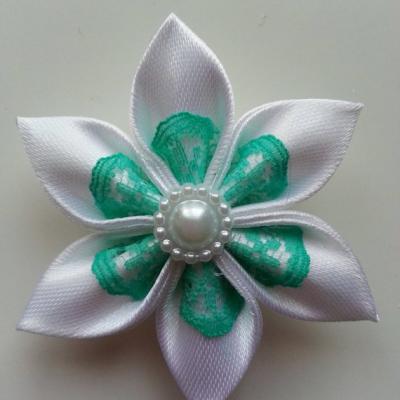 Fleur satin blanc et dentelle verte  5cm