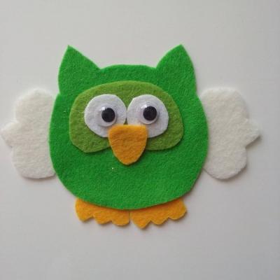 chouette /hibou en feutrine vert et beige  90*65 mm