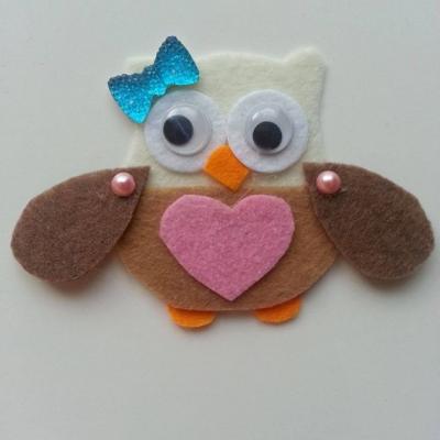 chouette /hibou en feutrine rose , ivoire et marron   95*70mm