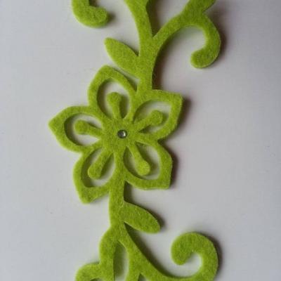 Arabesque fleur  en feutrine 120*55mm vert