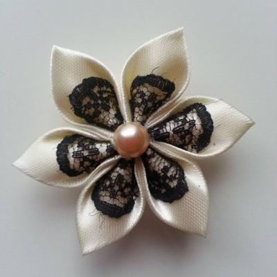 Fleur satin ivoire et dentelle noire 5cm