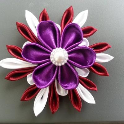 grande fleur de satin blanc , bordeaux  et violet 10/11 cm