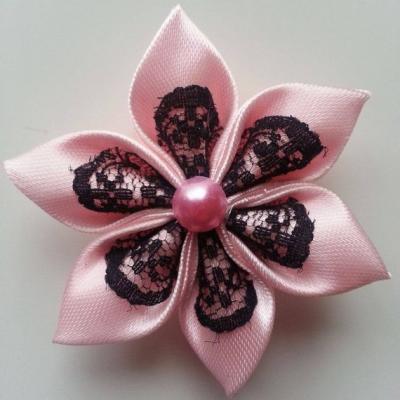 Fleur satin rose pale et dentelle noire 5cm