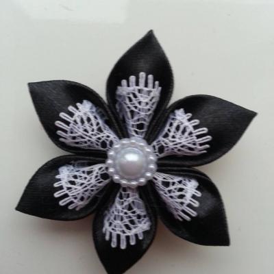 Fleur satin noire et dentelle blanc  5cm