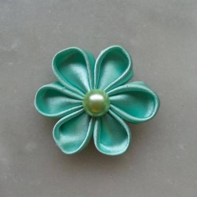 Fleur de satin 5 cm pétales ronds vert pastel