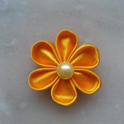 Fleur satin unie jaune orangé 5cm pétales ronds