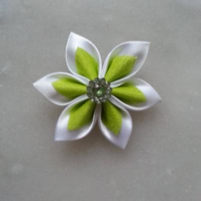 Fleur satin blanche et organza vert 5cm