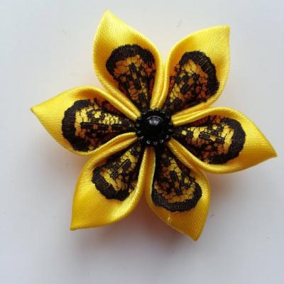 Fleur satin jaune et dentelle noire 5cm