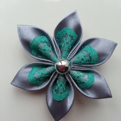 Fleur satin gris foncé et dentelle verte  5cm