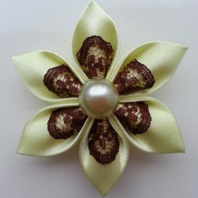 Fleur satin jaune et dentelle marron 5cm