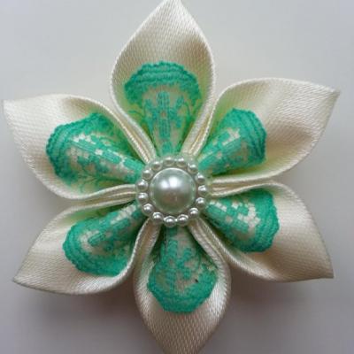 Fleur satin ivoire et dentelle verte  5cm