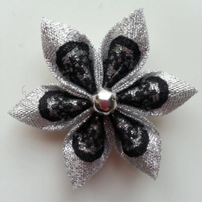 Fleur argent et dentelle noire 5cm