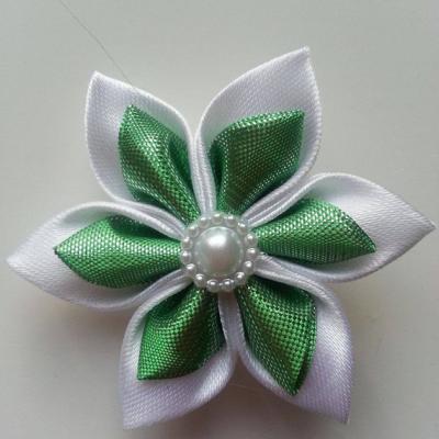 Fleur satin blanche et tissu irrisé vert 5cm