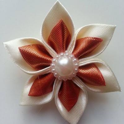 Fleur satin ivoire et tissu irrisé orange  5cm