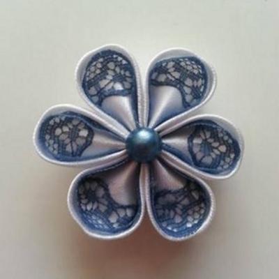 Fleur satin blanche et dentelle bleu pétrole 5cm ronde
