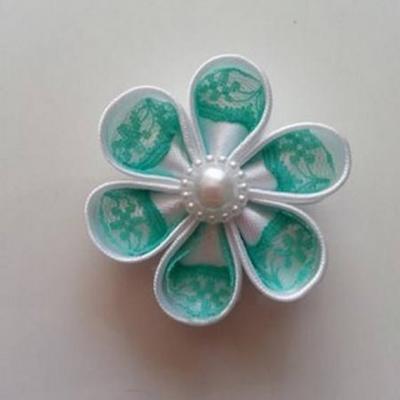 Fleur satin blanche et dentelle verte 5cm ronde