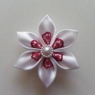 Fleur satin blanche et dentelle bordeaux 5cm