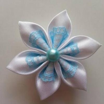 Fleur satin blanche et dentelle bleu ciel 5cm