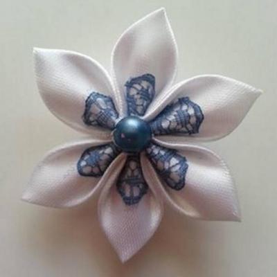 Fleur satin blanche et dentelle bleu pétrole 5cm