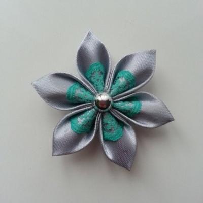 Fleur satin gris clair et dentelle verte  5cm