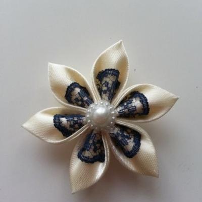 Fleur satin ivoire et dentelle bleu marine  5cm