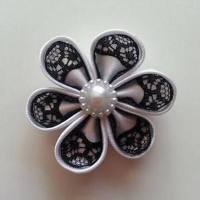 Fleur satin blanche et dentelle noire 5cm ronde