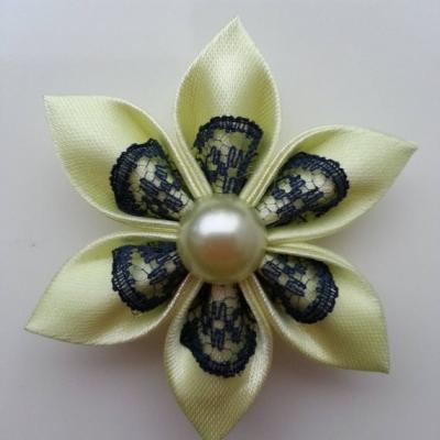 Fleur satin jaune et dentelle bleu marine  5cm