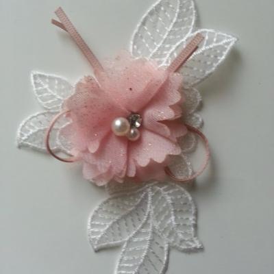 applique en dentelle blanche et fleur mousseline pailleté rose perle et strass 15*10cm