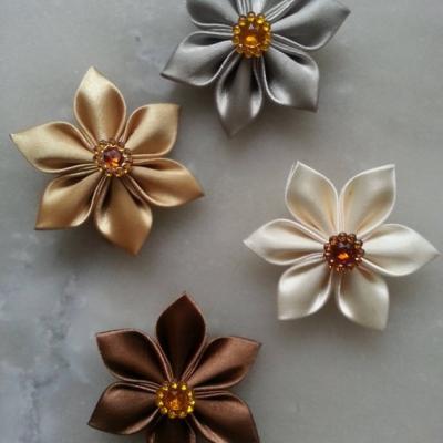 lot de 4 fleurs de satin dans les tons ivoire, beige marron