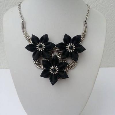 collier plastron en métal argenté avec fleurs de satin noire