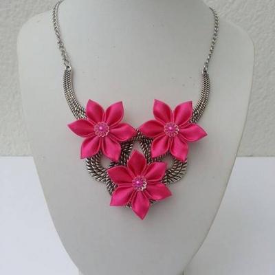 collier plastron en métal argenté avec fleurs de satin rose fuchsia