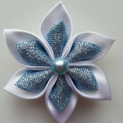Fleur satin blanche et tissu pailleté bleu ciel  5cm