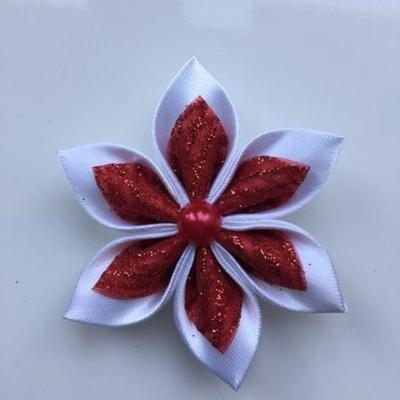 Fleur satin blanche et organza pailleté rouge et argent  5cm