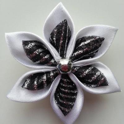 Fleur satin blanche et organza pailleté noir et argent  5cm