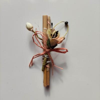 tige florale champêtre pour composition florale ou boutonniere tons peche , bois naturel